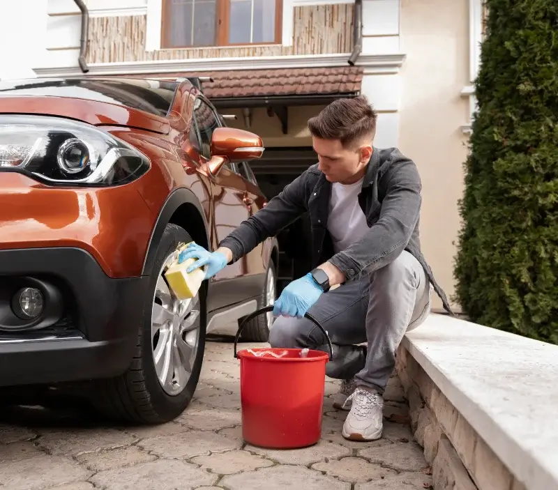 Lavage auto à domicile Ambérieux-en-Dombes : professionnel intervenant sur un véhicule